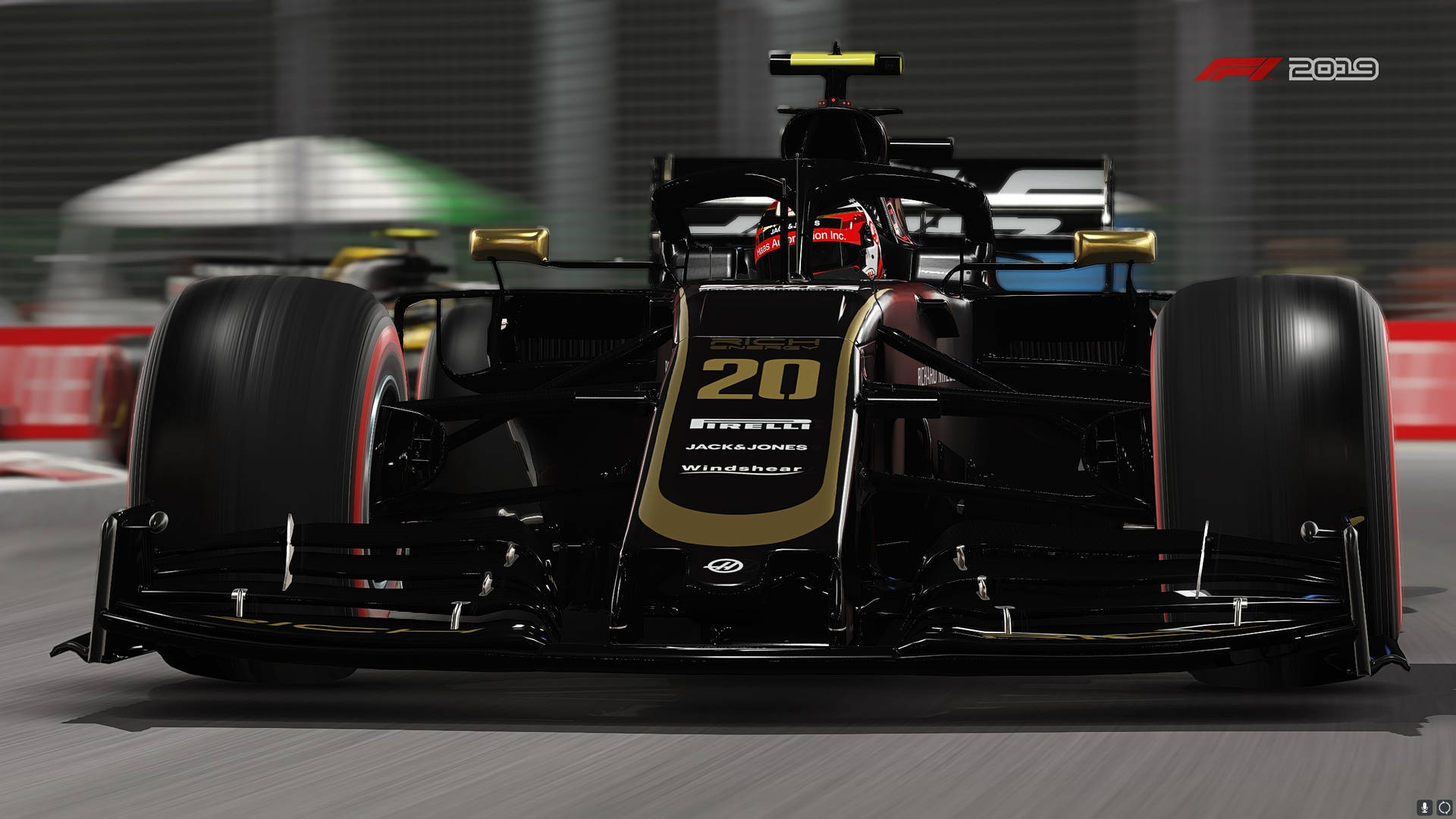 黑色和金色的 Formula 1 賽車在賽道上高速行駛，帶有動態模糊效果。
