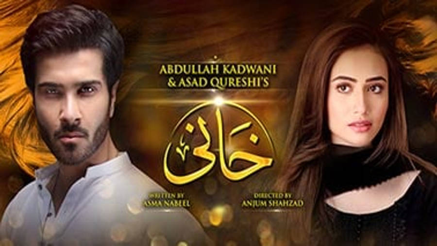 哈爾帕爾喬劇集《Khaani》 壁紙 — 一張華麗的電影海報，兩名演員在金色抽象背景上，帶有阿拉伯文字和演職人員名單。