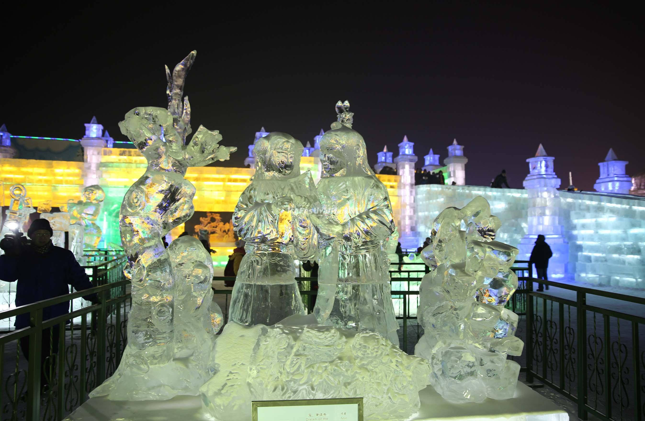 哈爾濱城市日落美景 壁紙 — 在冬季節日中，神話生物和人物的冰雕在夜燈下閃閃發光。