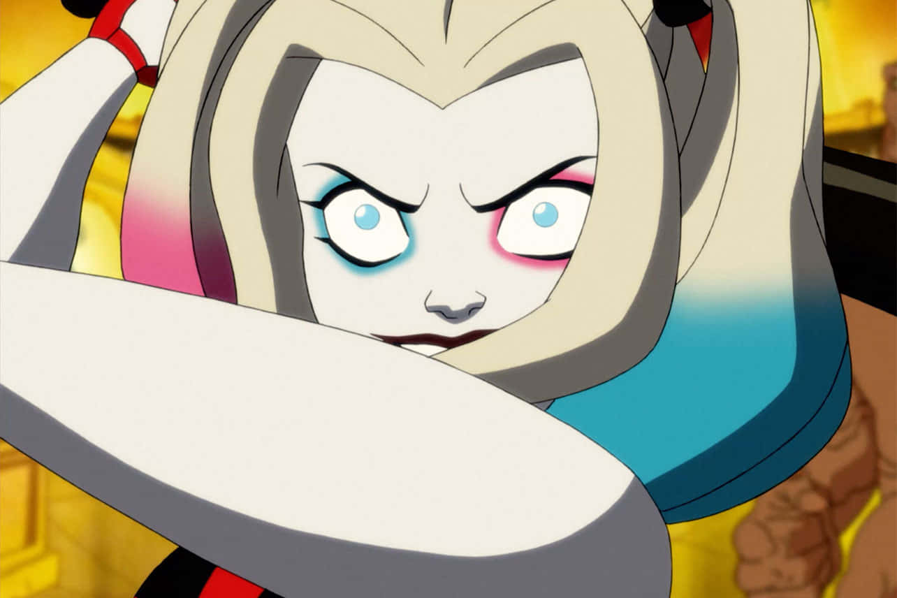 Harley Quinn Anime Series 桌布 壁紙 — 哈莉·奎茵以瞇起的眼睛和得意的笑容，以充滿活力的動漫風格強烈凝視。