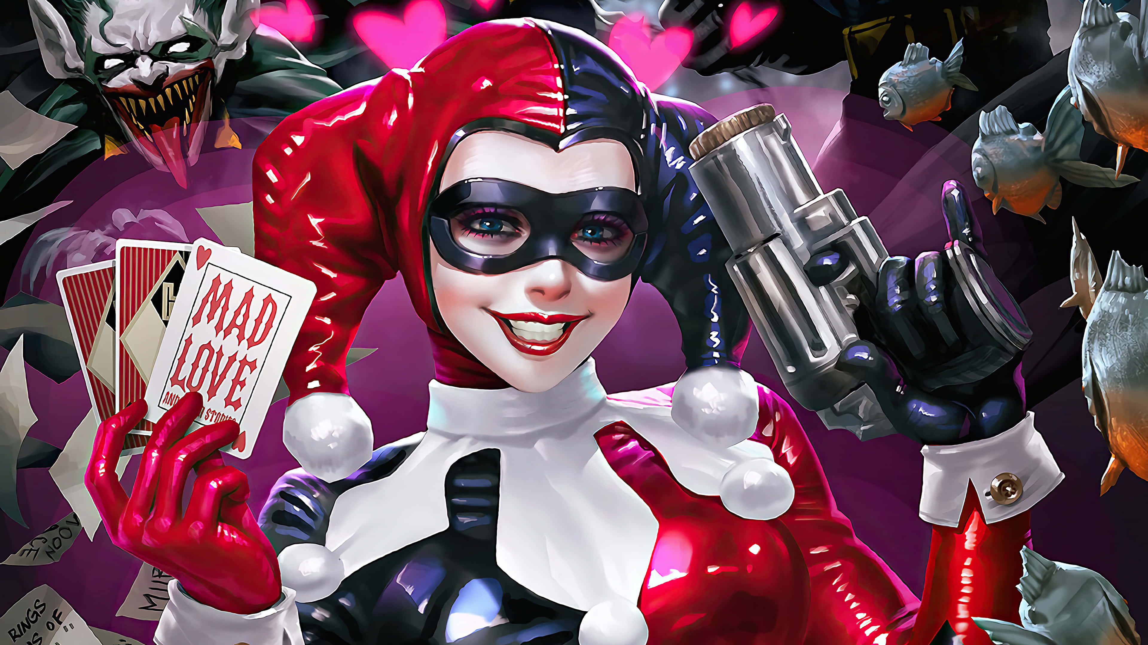 Classic Harley Quinn 桌布 壁紙 — 哈莉·奎茵咧嘴笑著，手持槍枝和「瘋狂愛戀」撲克牌，背景是魚與小丑的混亂場面。