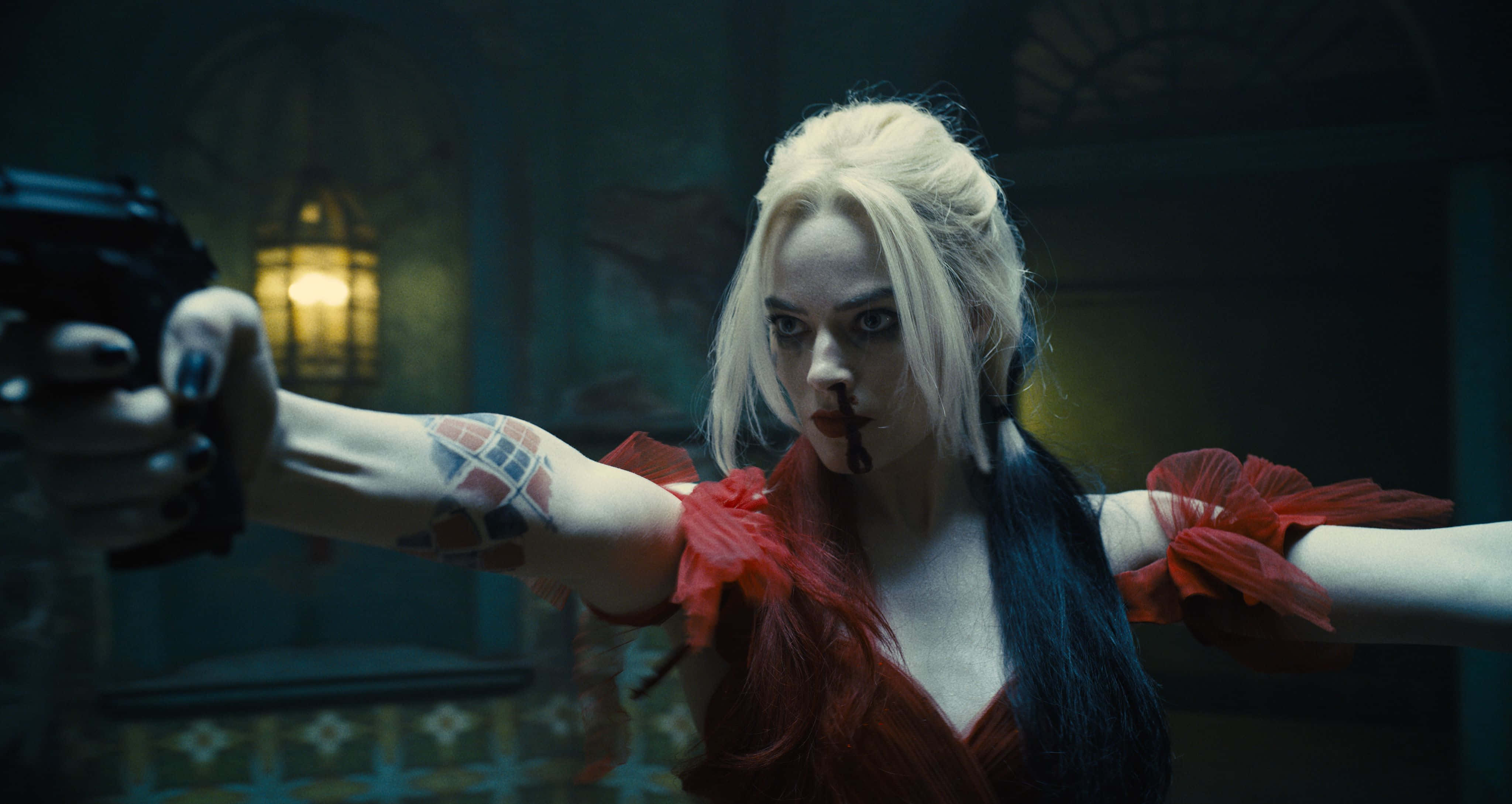 Harley Quinn Suicide Squad 桌布 壁紙 — 哈莉·奎茵在光線昏暗、裝飾華麗的哥德式房間中，專注地瞄準一把槍，溫暖的燈籠光映照著。
