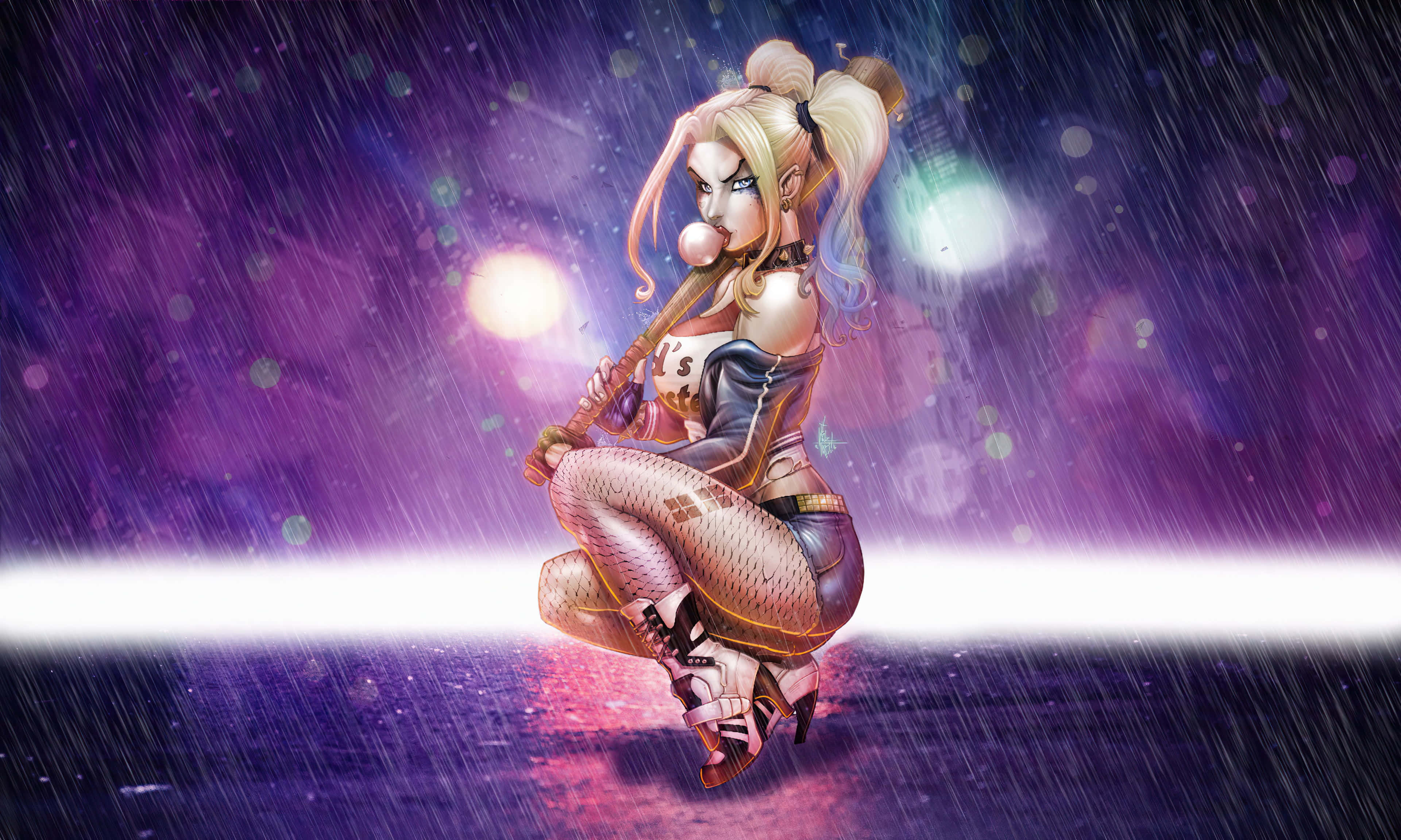 Harley Quinn Baseball Bat 桌布 壁紙 — 哈莉·奎茵在夜晚蹲在雨水浸濕的城市小巷中，在霓虹燈下吹著泡泡糖泡泡。