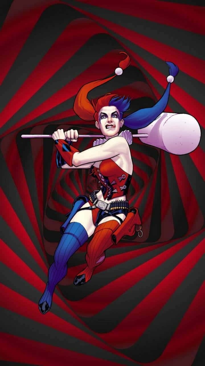 Harley Quinn Hammer 桌布 壁紙 — 哈莉·奎茵在旋轉的紅黑漩渦背景下以動感漫畫姿勢揮舞大錘。