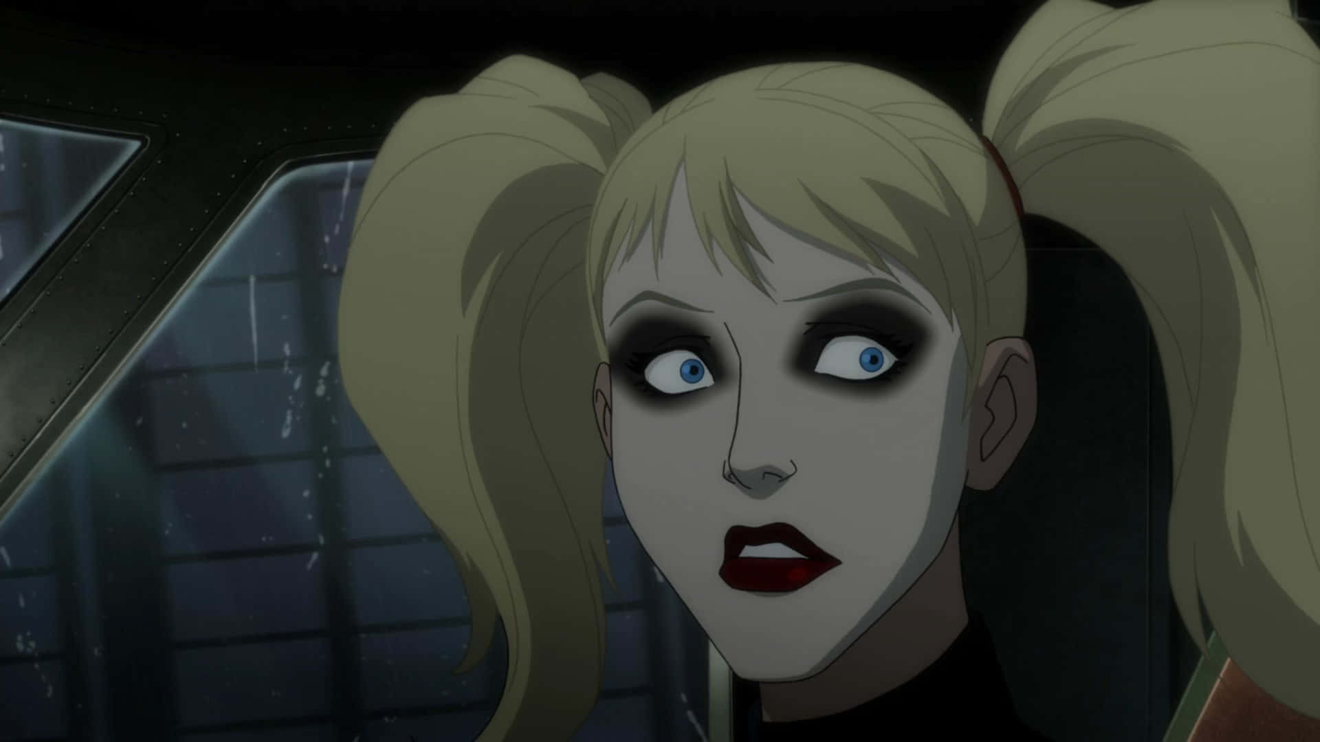 Batman Assault On Arkham 桌布 壁紙 — 哈莉·奎茵扎著金色辮子、紅唇，在夜間從車內凝視著。