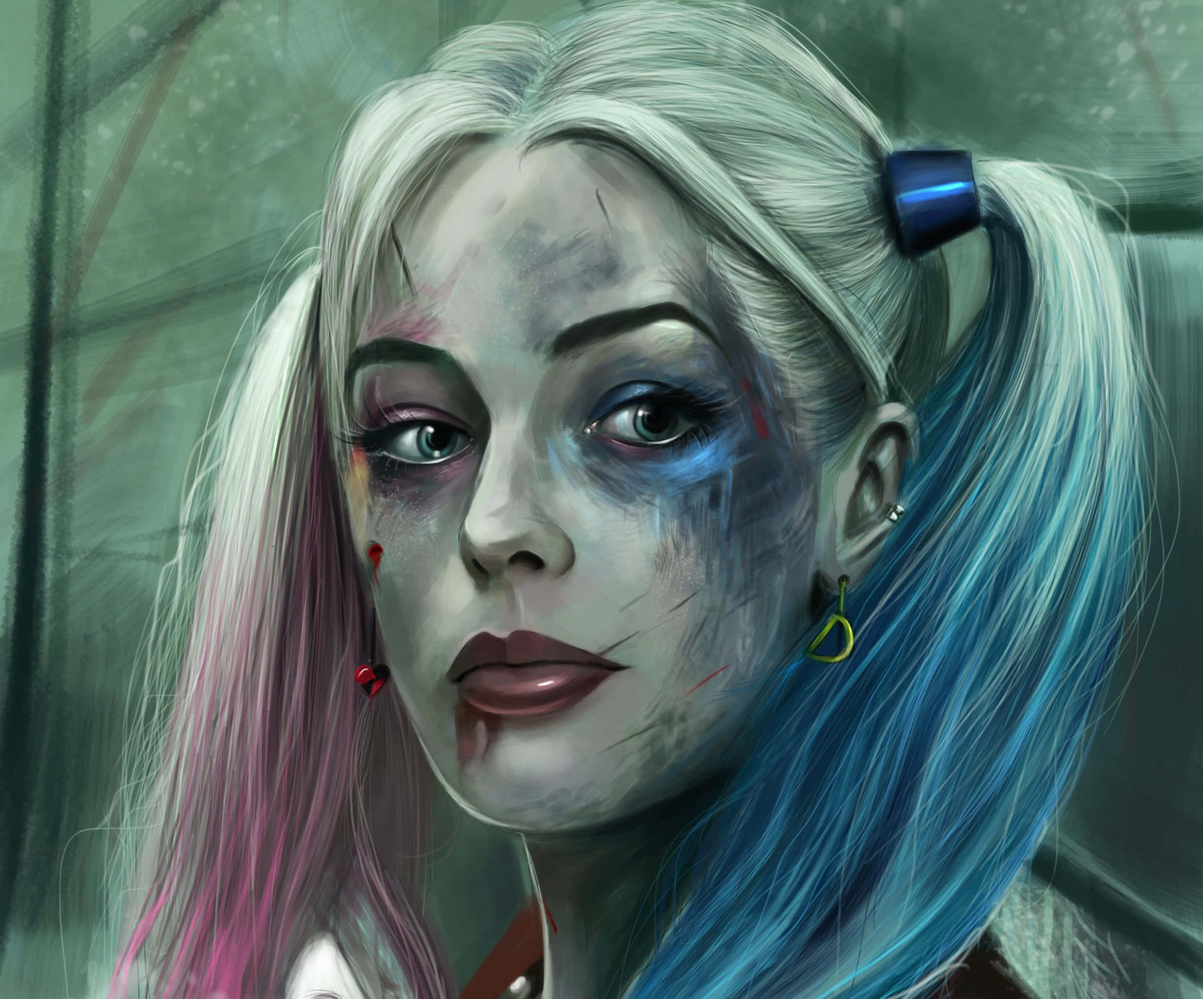 Harley Quinn Suicide Squad 桌布 壁紙 — 哈莉·奎茵的數碼特寫肖像，凌亂的藍色和粉紅色雙馬尾，化妝品弄污，臉部瘀傷，眼神強烈。