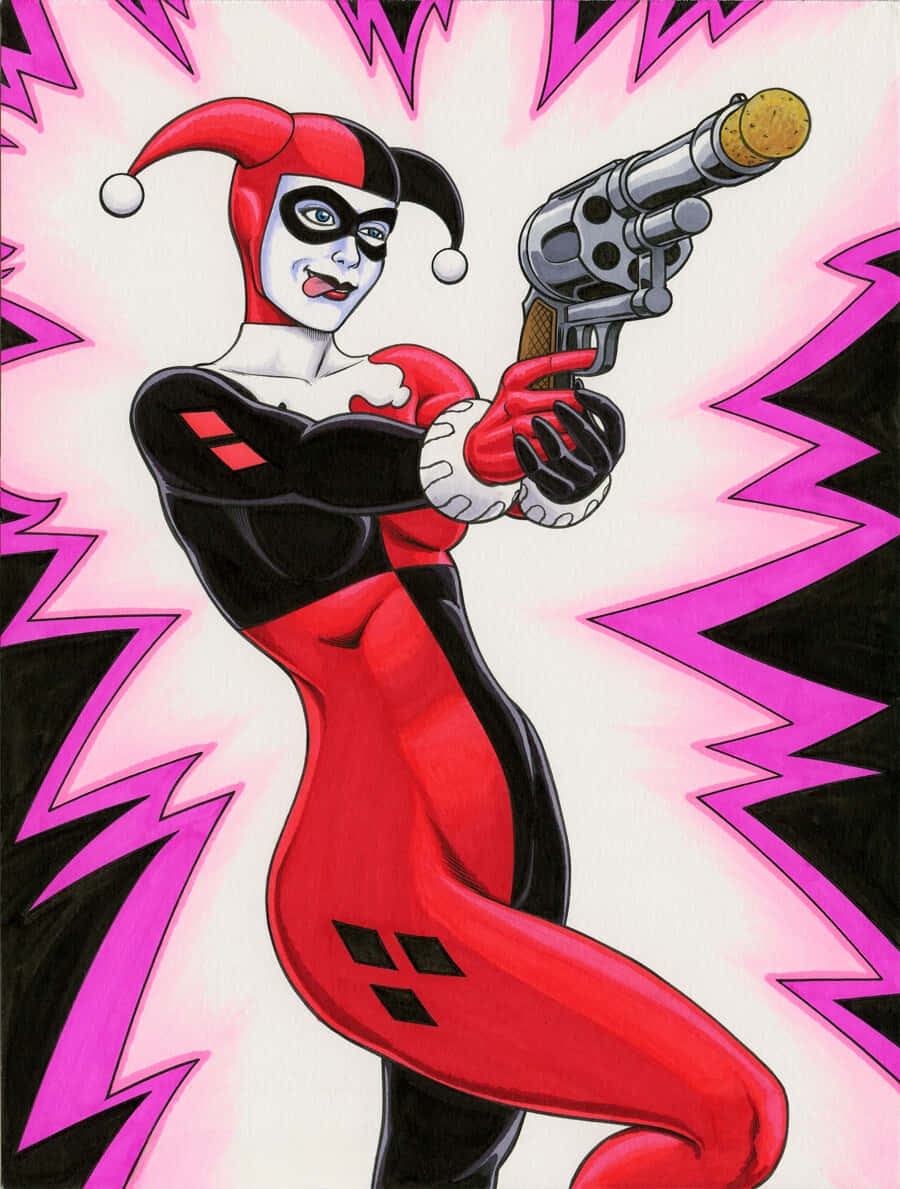 Classic Harley Quinn 桌布 壁紙 — 哈莉·奎茵穿著她標誌性的紅黑小丑服，在充滿活力的粉紅和黑色鋸齒背景前瞄準左輪手槍。