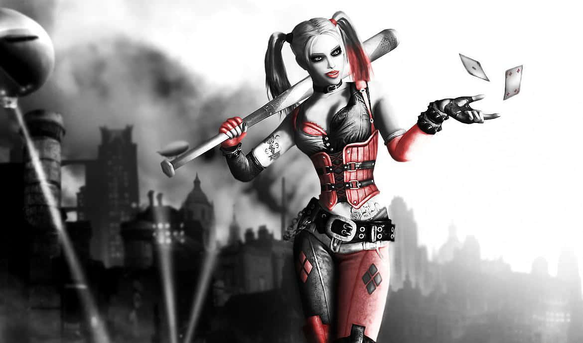 Harley Quinn Baseball Bat 桌布 壁紙 — 哈莉·奎茵穿著標誌性的紅黑服裝，揮舞棒球棍並向煙霧彌漫的城市天際線投擲撲克牌。