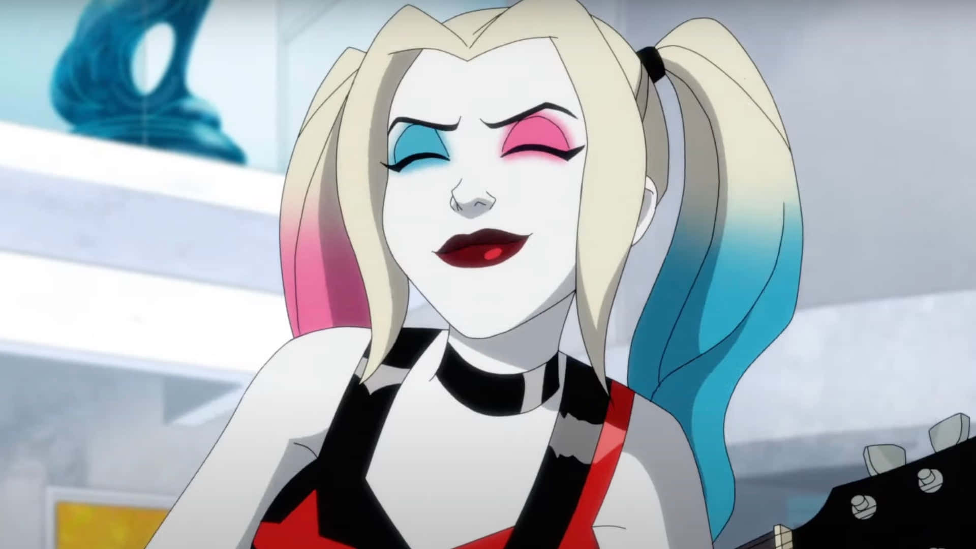 Harley Quinn Anime Series 桌布 壁紙 — 哈莉·奎茵紮著彩色辮子，化著大膽妝容，在現代房間裡微笑著拿著結他。