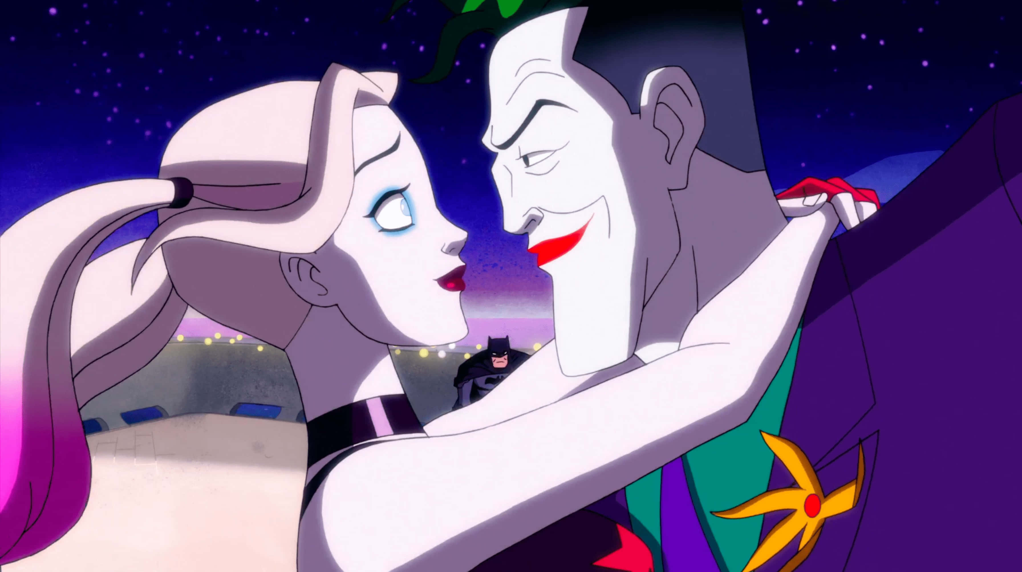 Harley Quinn And Joker Cartoon 桌布 壁紙 — 哈莉·奎茵與小丑在星空下共享親密時刻，蝙蝠俠在遠處注視。