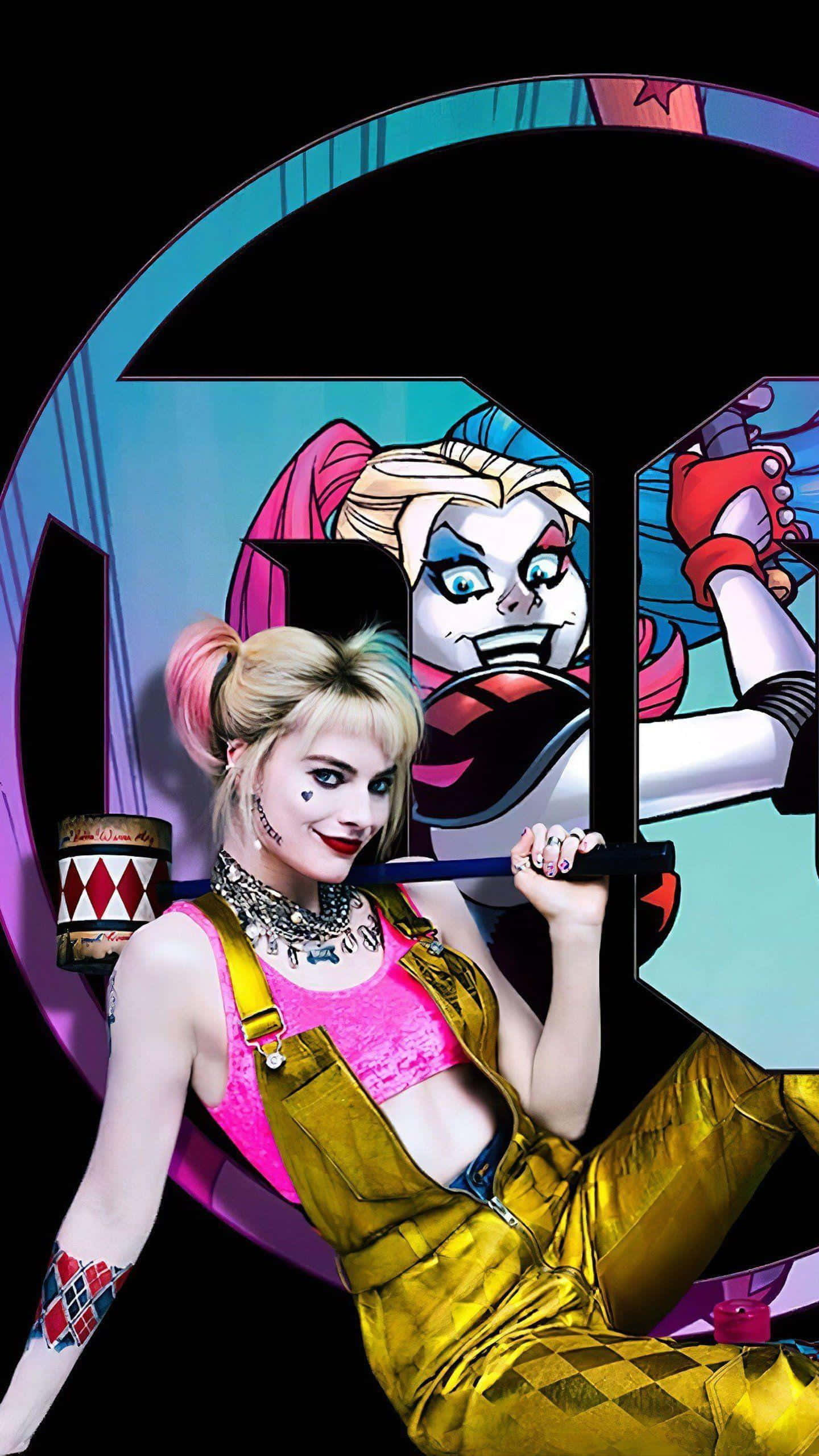 Harley Quinn Hammer 桌布 壁紙 — 哈莉·奎茵身穿粉紅色上衣和金色工人褲，手持球棒，而她的漫畫風格版本在一個風格化的「H」標誌後面窺視。