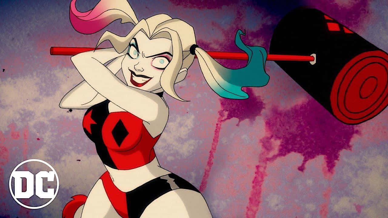 Harley Quinn Anime Series 桌布 壁紙 — 哈莉·奎茵露出頑皮的笑容，揮舞著她巨大的槌子，背景是充滿活力的紫色和粉紅色潑濺。