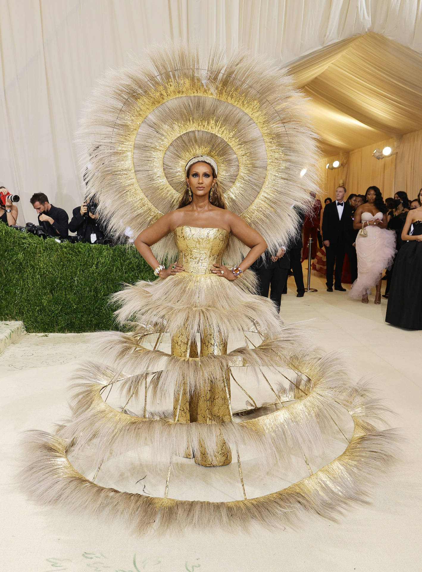 Beyoncé 身穿金色羽毛禮服，頭戴光環頭飾出席晚會。