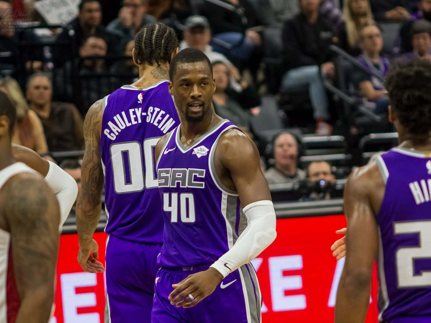 哈里森·巴恩斯 NBA 薩克拉門托國王 壁紙 — 身穿紫色球衣的薩克拉門托帝王隊籃球運動員在比賽中互動，背景有球迷。