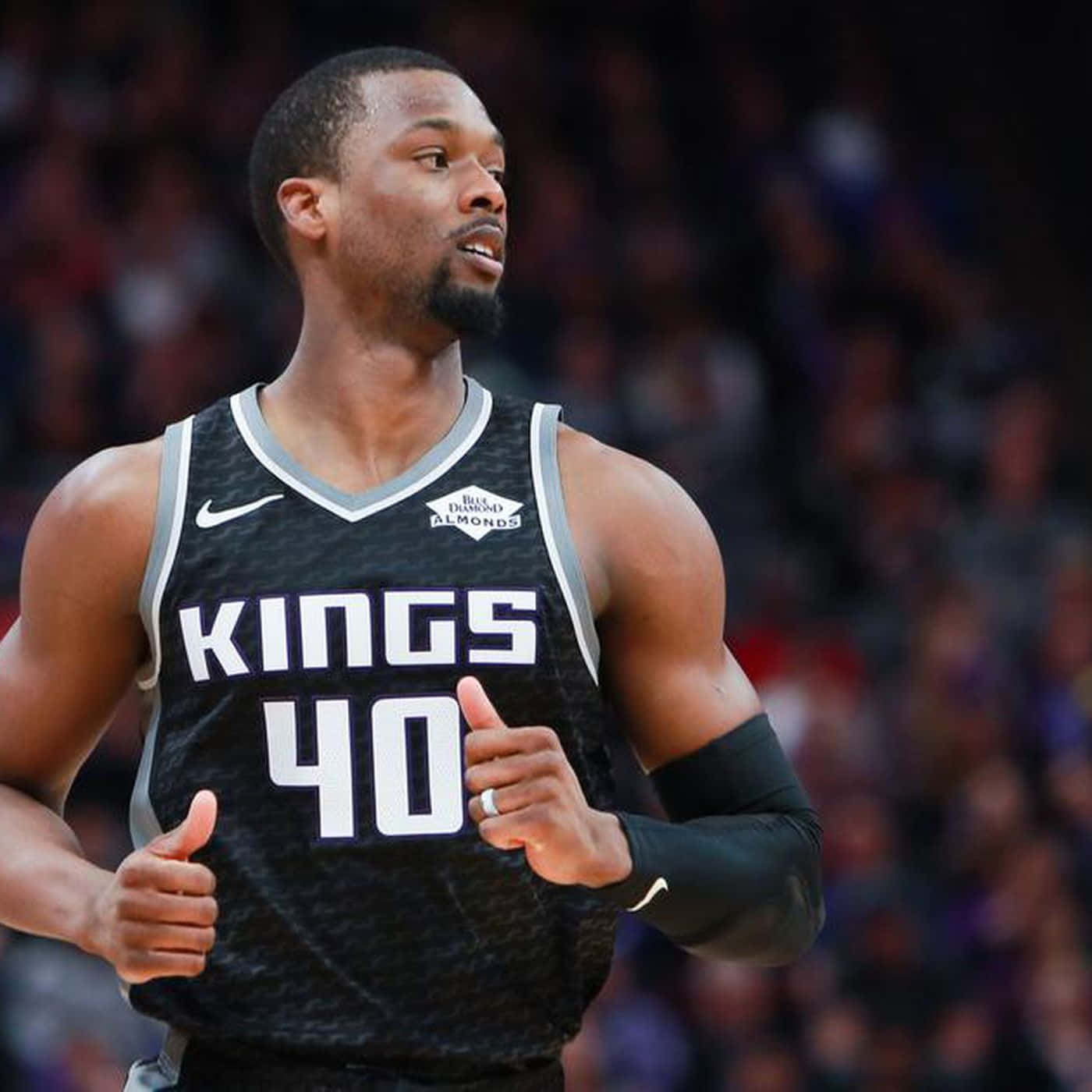 哈里森·巴恩斯 NBA 薩克拉門托國王隊 壁紙 — 一名身穿黑色帝王隊球衣、號碼40的籃球運動員在明亮的場館燈光下比賽時豎起兩個大拇指。