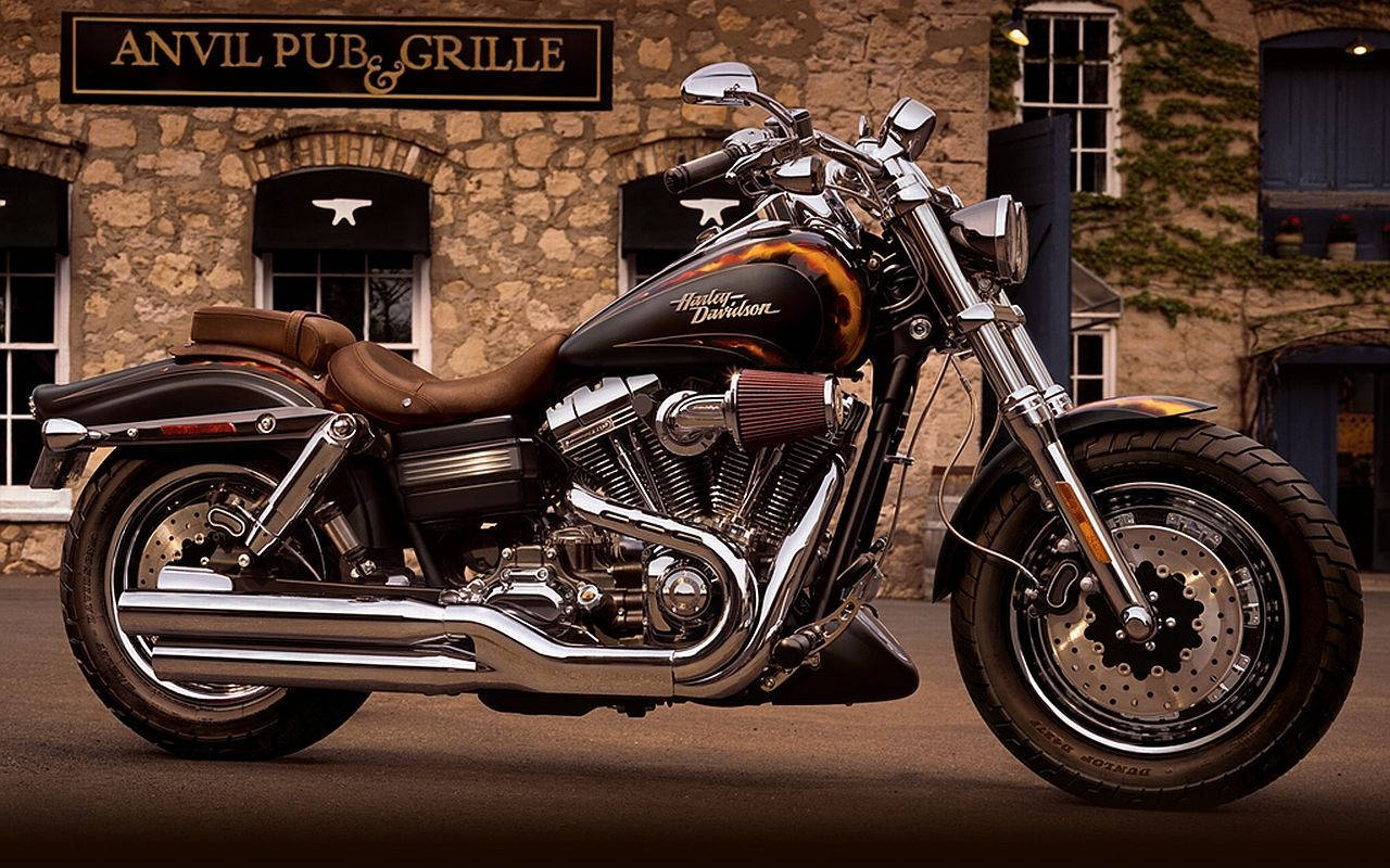 黃昏時停在石頭酒吧外的經典Harley-Davidson電單車。
