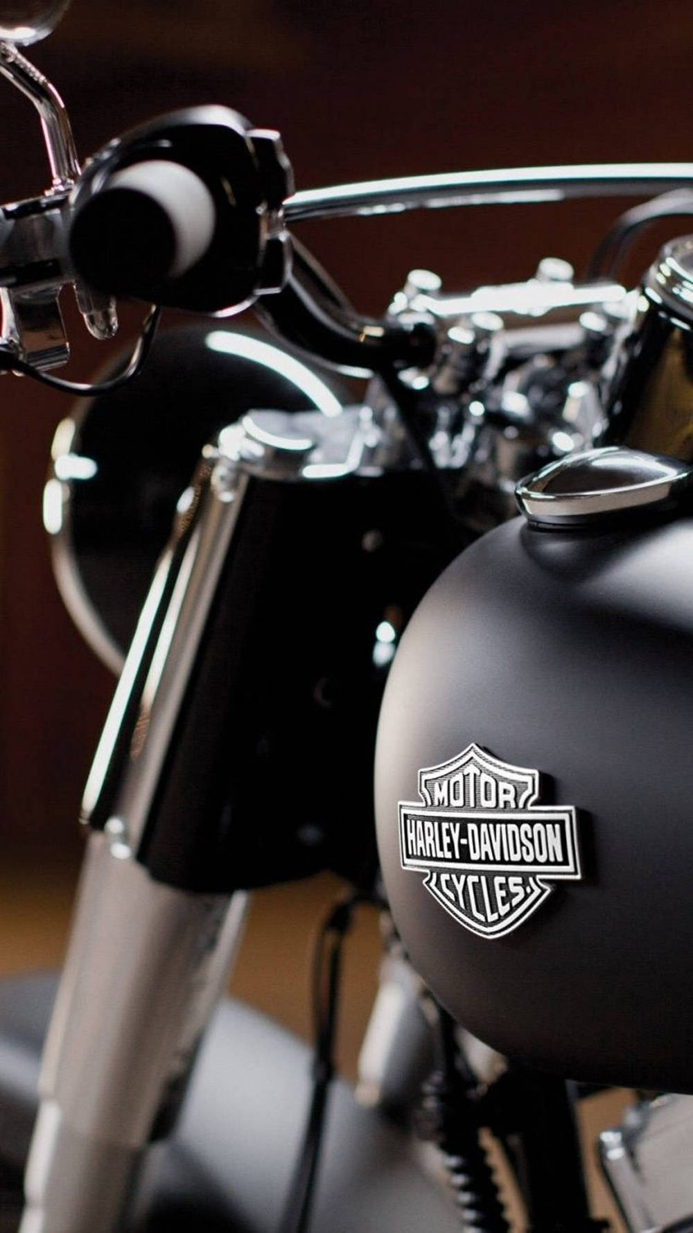啞光黑色Harley-Davidson電單車，配備鍍鉻把手和標誌。
