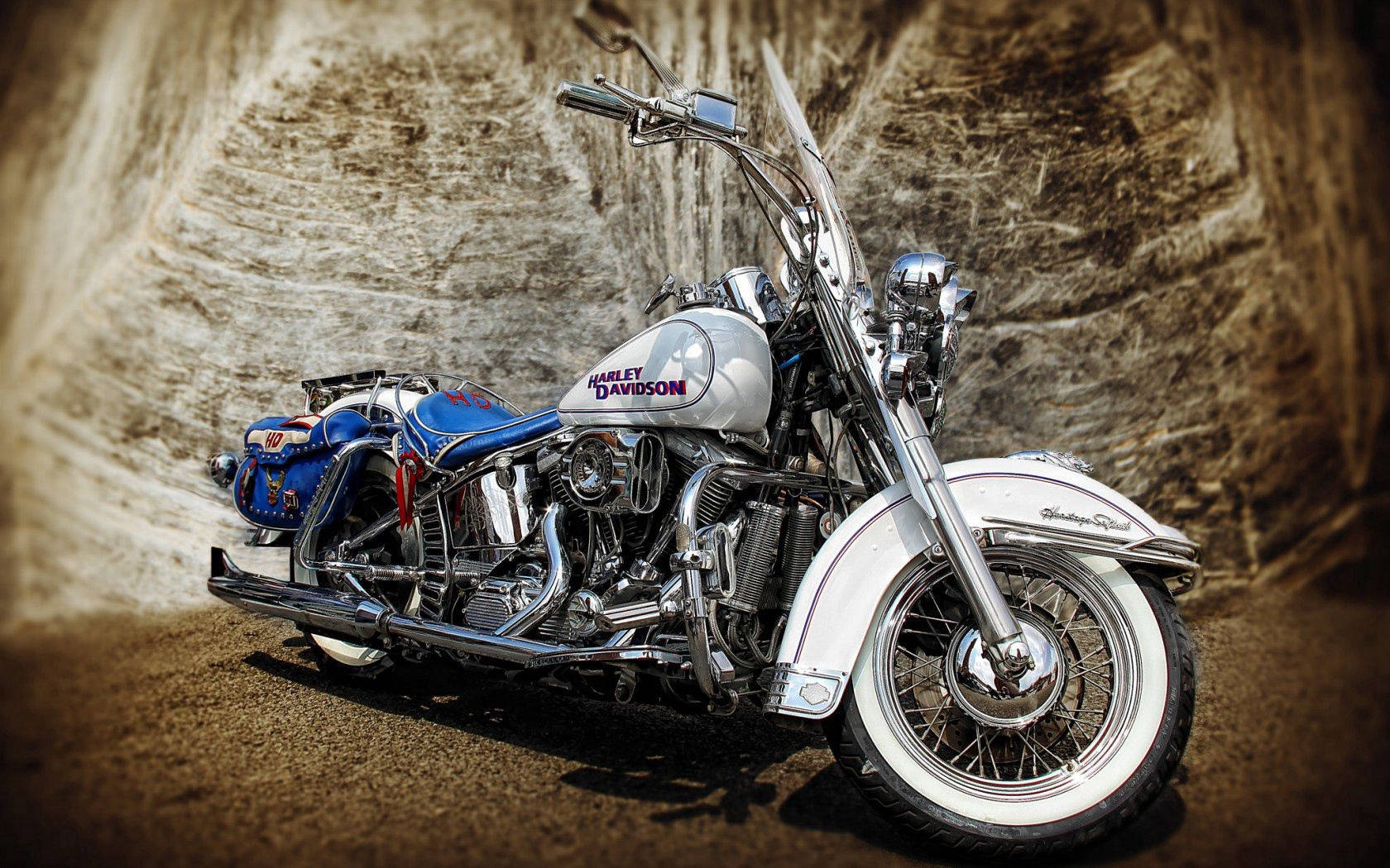 經典鍍鉻和藍色Harley-Davidson電單車停放在石隧道內。