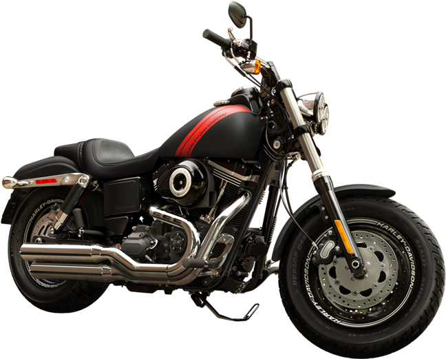 哈雷戴維森摩托車側面視圖 壁紙 — 一架時尚的黑色Harley-Davidson電單車，帶有紅色點綴和鍍鉻細節，孤立地立在純黑色背景上。