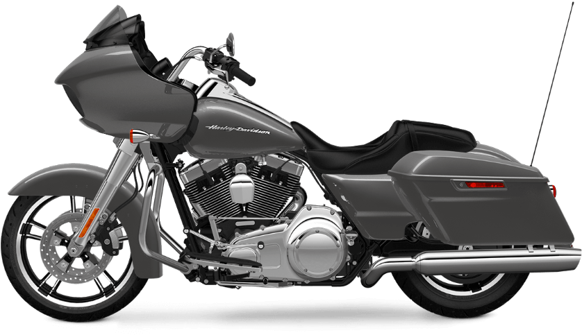 哈雷戴維森摩托車側面視圖 壁紙 — 一架時尚的銀色Harley-Davidson旅行電單車，帶有黑色點綴和鍍鉻細節，孤立地立在純黑色背景上。