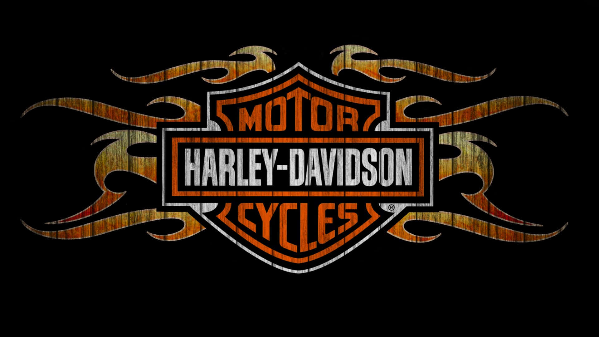 黑色背景上帶有火焰設計和木質紋理的Harley-Davidson標誌。
