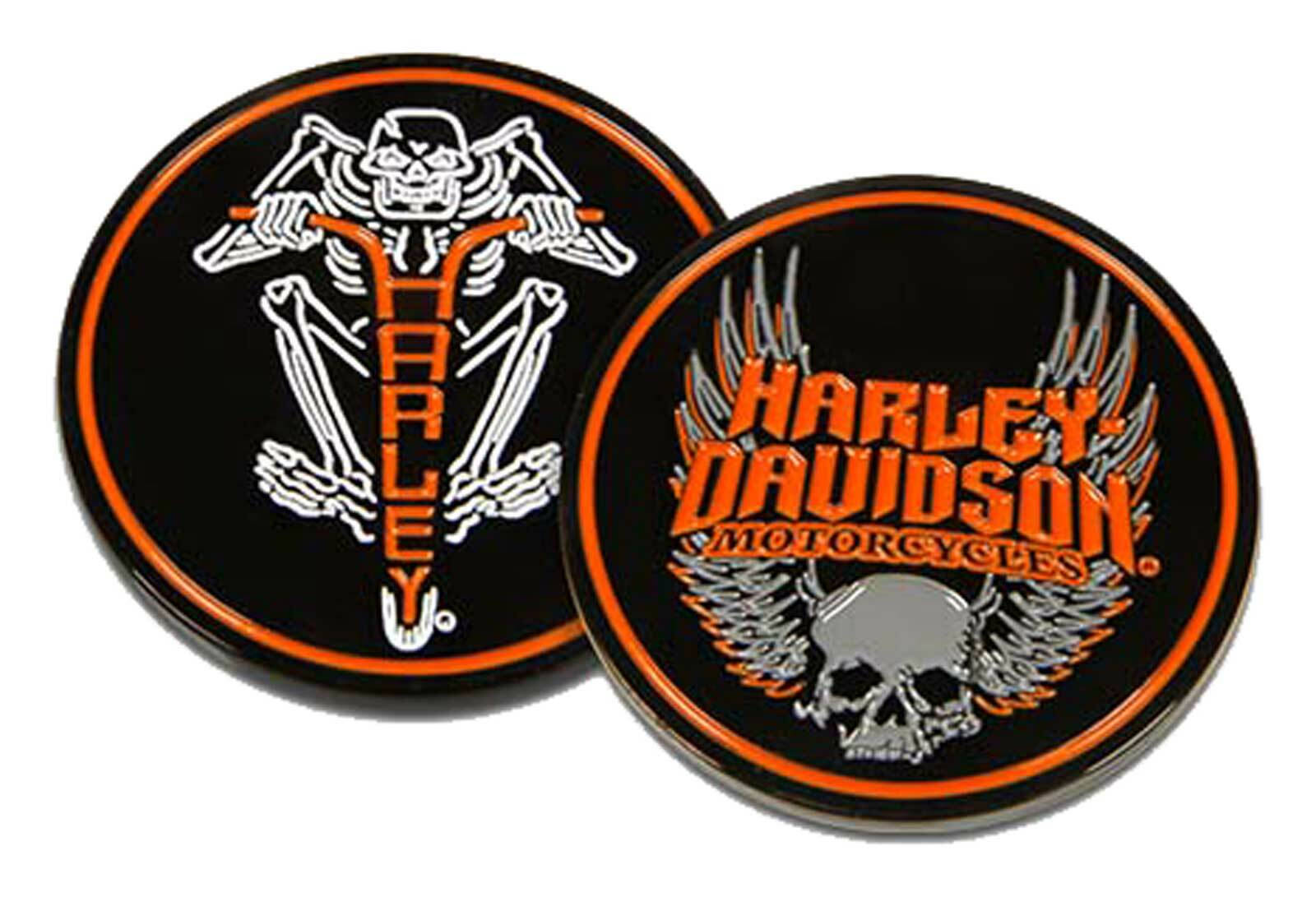 哈雷戴維森標誌哥德風 壁紙 — 兩個黑色圓形Harley-Davidson杯墊，帶橙色邊緣，一個有骷髏抓住把手，另一個有帶翅膀和品牌標誌的頭骨。