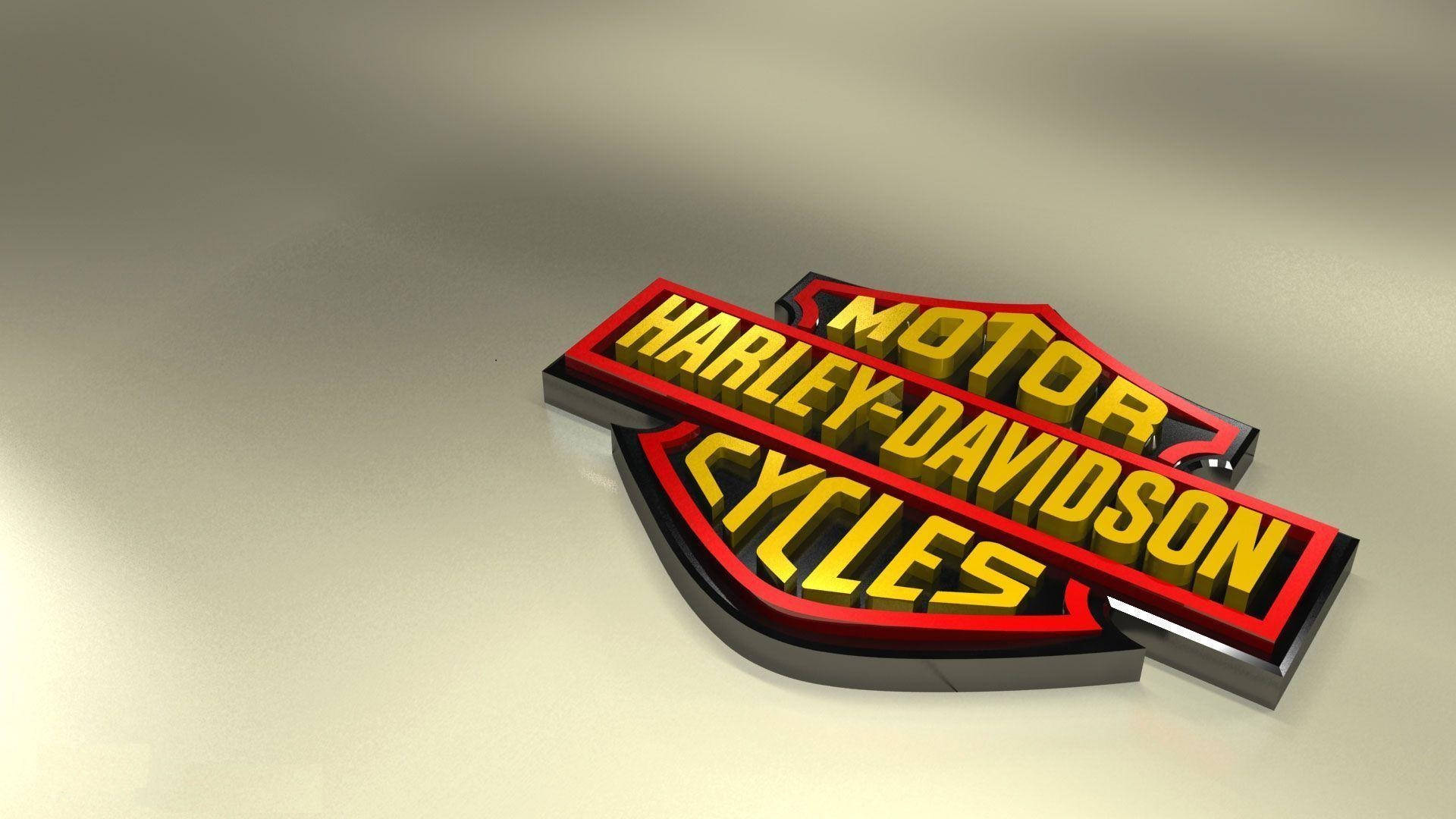 哈雷戴維森標誌摩托車 壁紙 — 一個3D渲染的Harley-Davidson標誌，帶有粗體黃色文字和紅色輪廓，在柔和光線下放置在光滑的米色表面上。