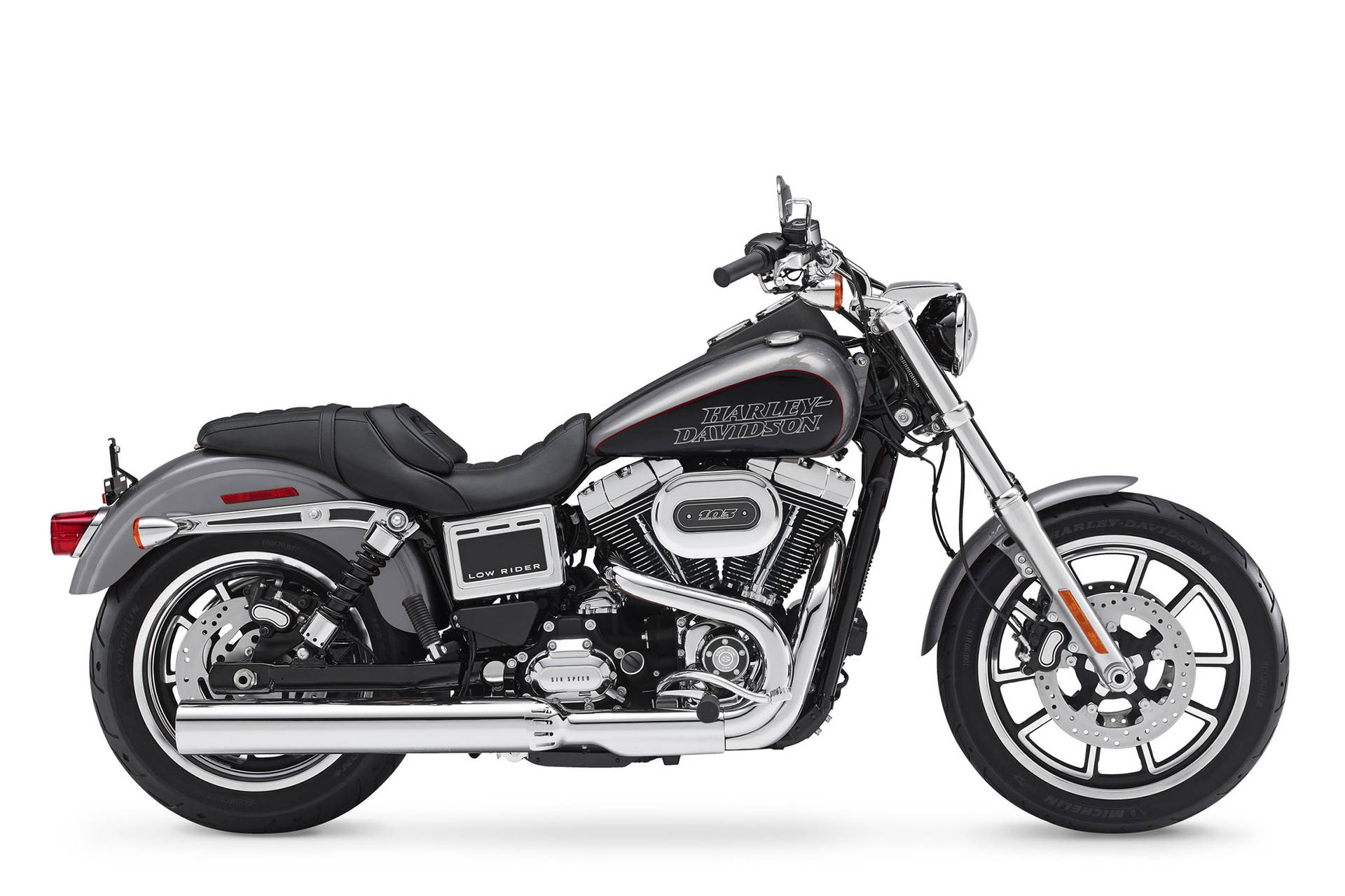 一輛鍍鉻和黑色的Harley-Davidson電單車的攝影棚照片。