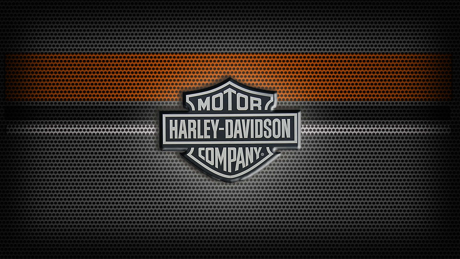 Harley-Davidson 標誌在紋理金屬背景上，帶有橙色強調條紋。
