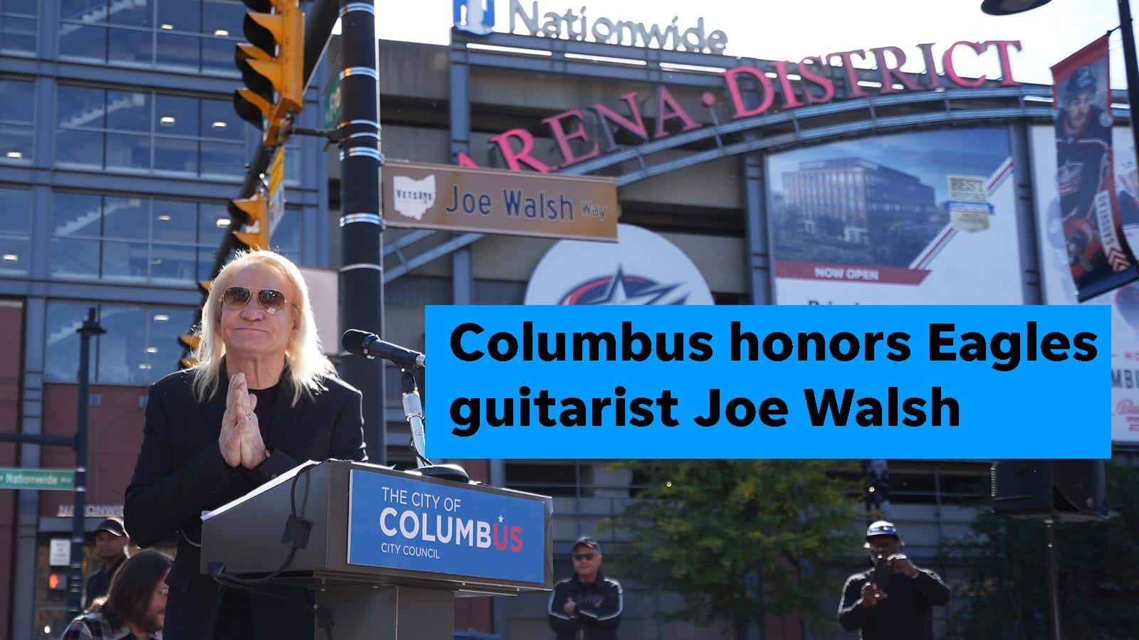 Joe Walsh在體育館附近的戶外活動中獲哥倫布市議會表彰。