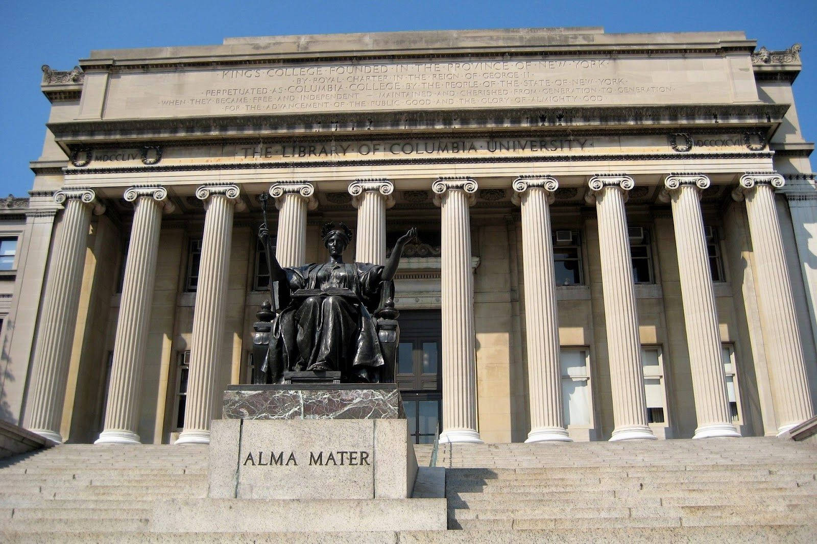 哥倫比亞大學圖書館前的青銅Alma Mater雕像，宏偉的柱子和石階。