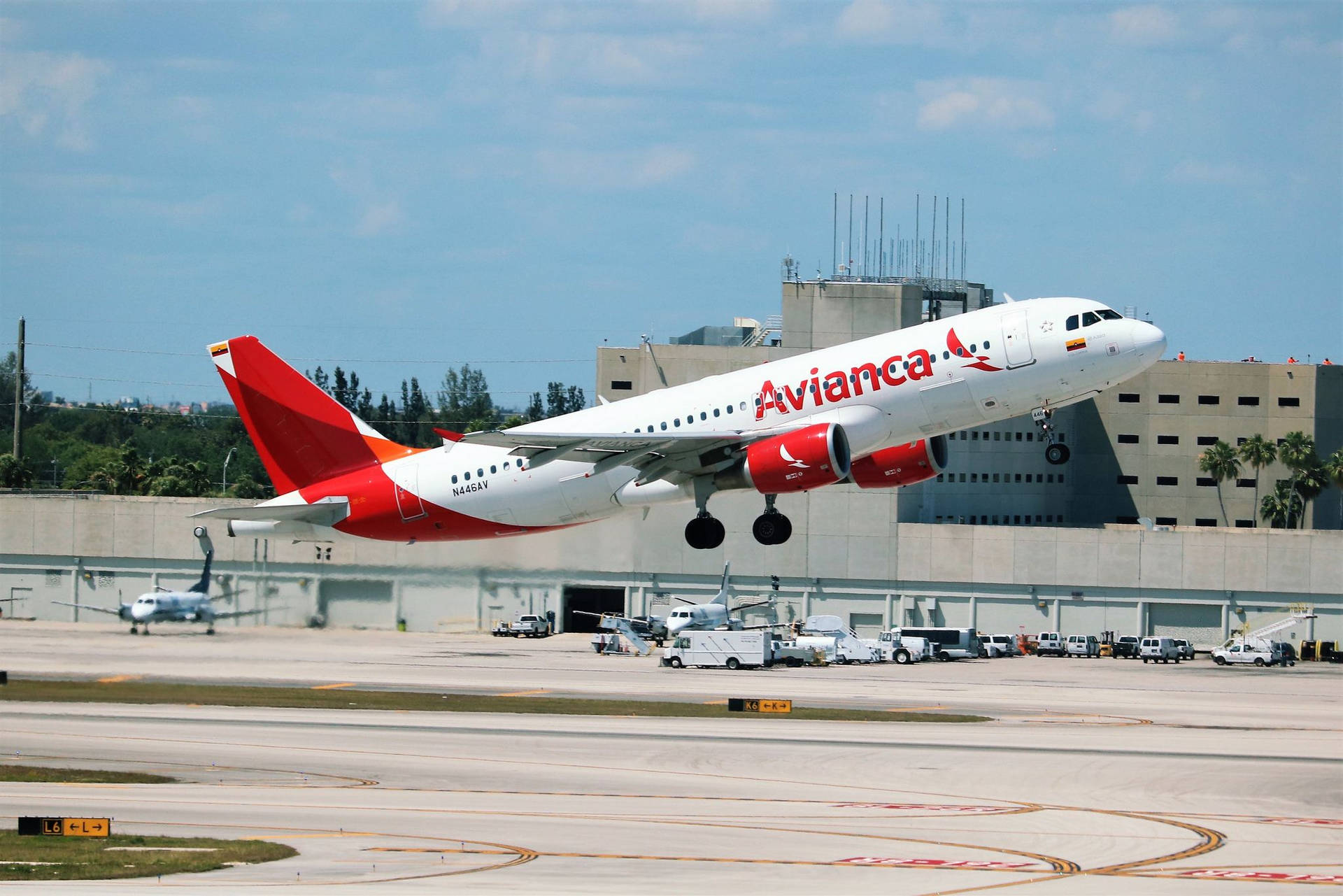 Avianca 飛機從機場跑道起飛，背景有客運大樓。