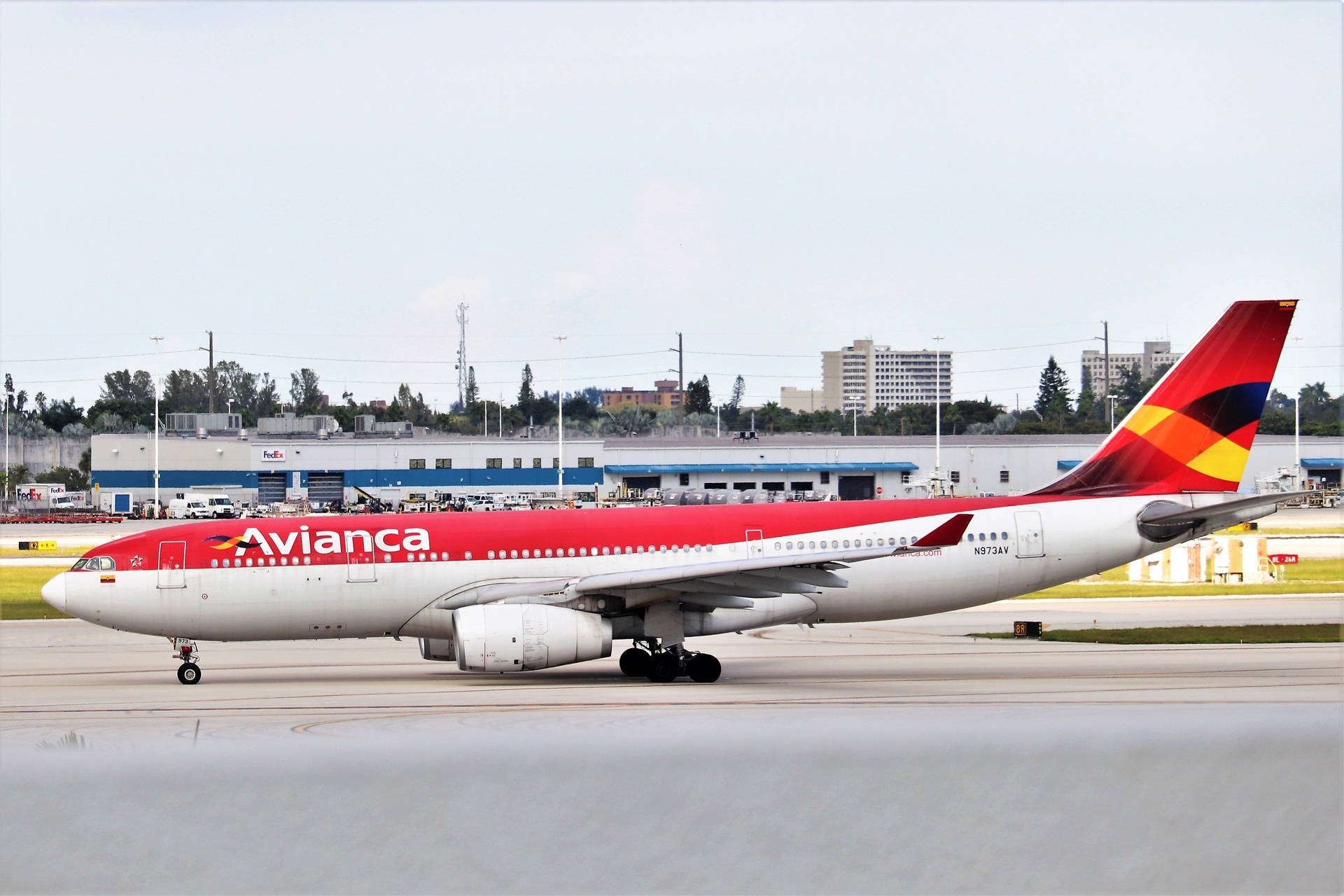白天機場停機坪上的 Avianca 飛機
