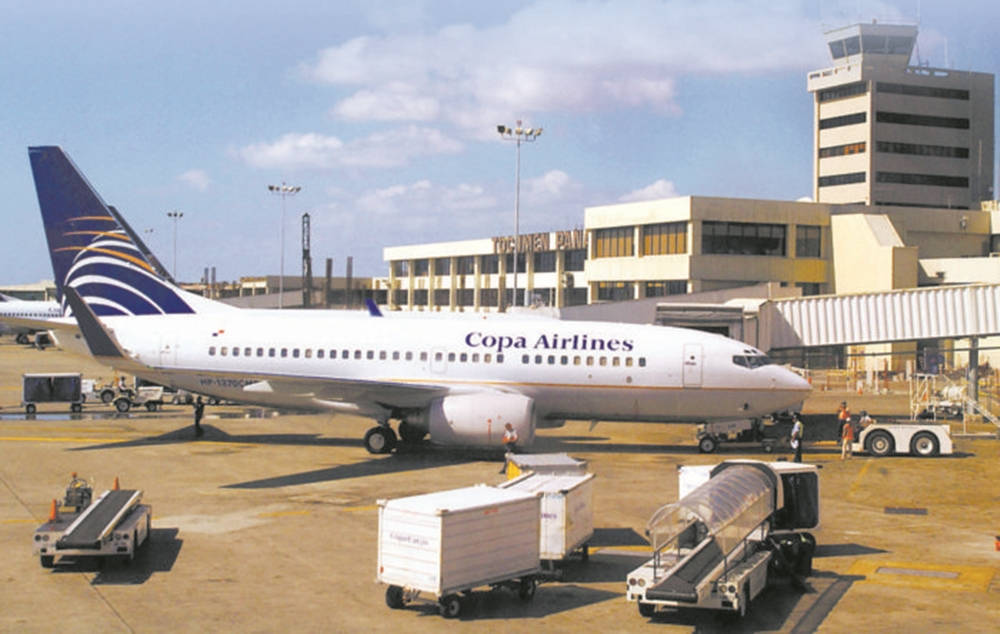 巴拿馬航空飛機在機場閘口，配有地面設備和人員。