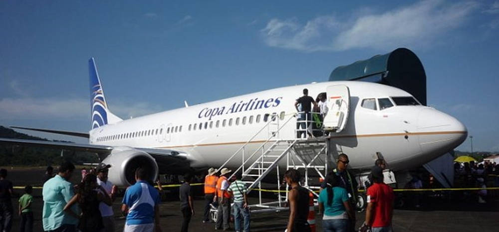 乘客在陽光明媚的日子登上Copa Airlines飛機。