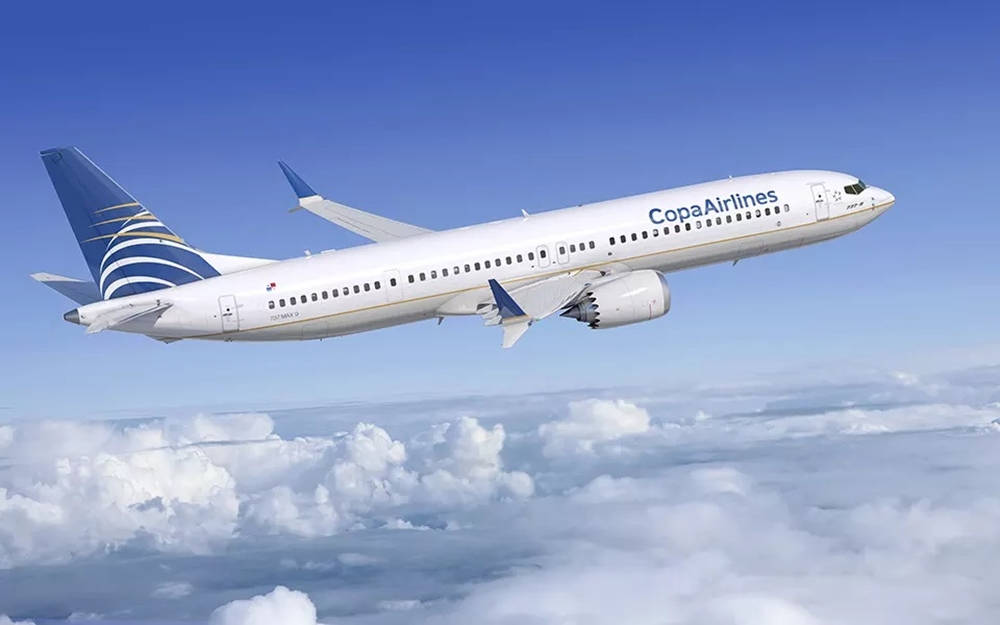 巴拿馬航空飛機在藍天白雲上飛行