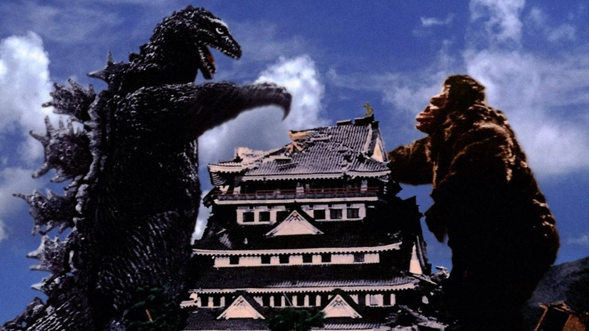 哥斯拉與金剛在多雲的天空下於日本城堡上戰鬥。