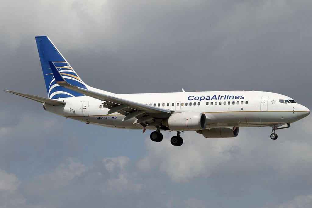 巴拿馬航空飛機在陰天下降落