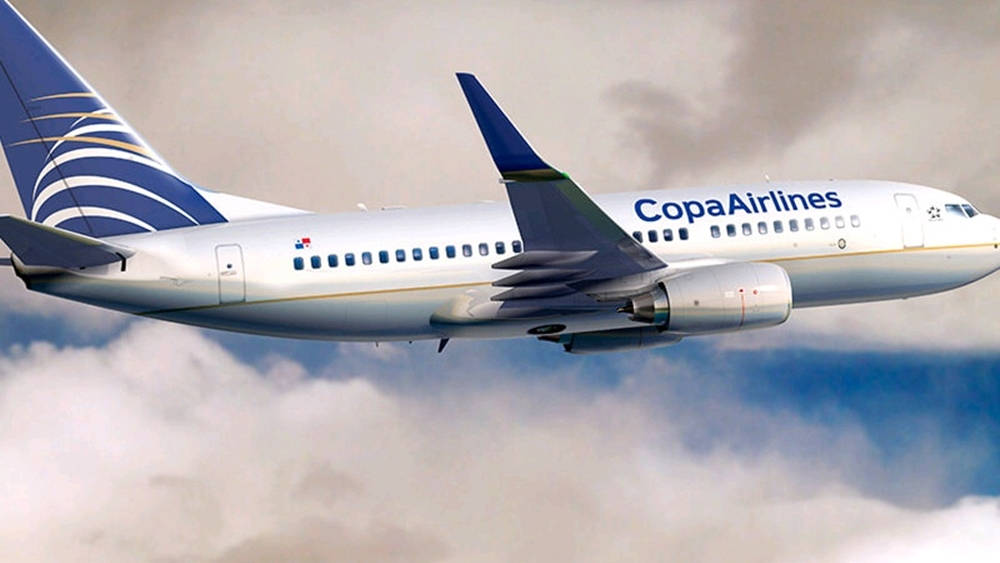 Copa Airlines 飛機在藍天白雲上飛行