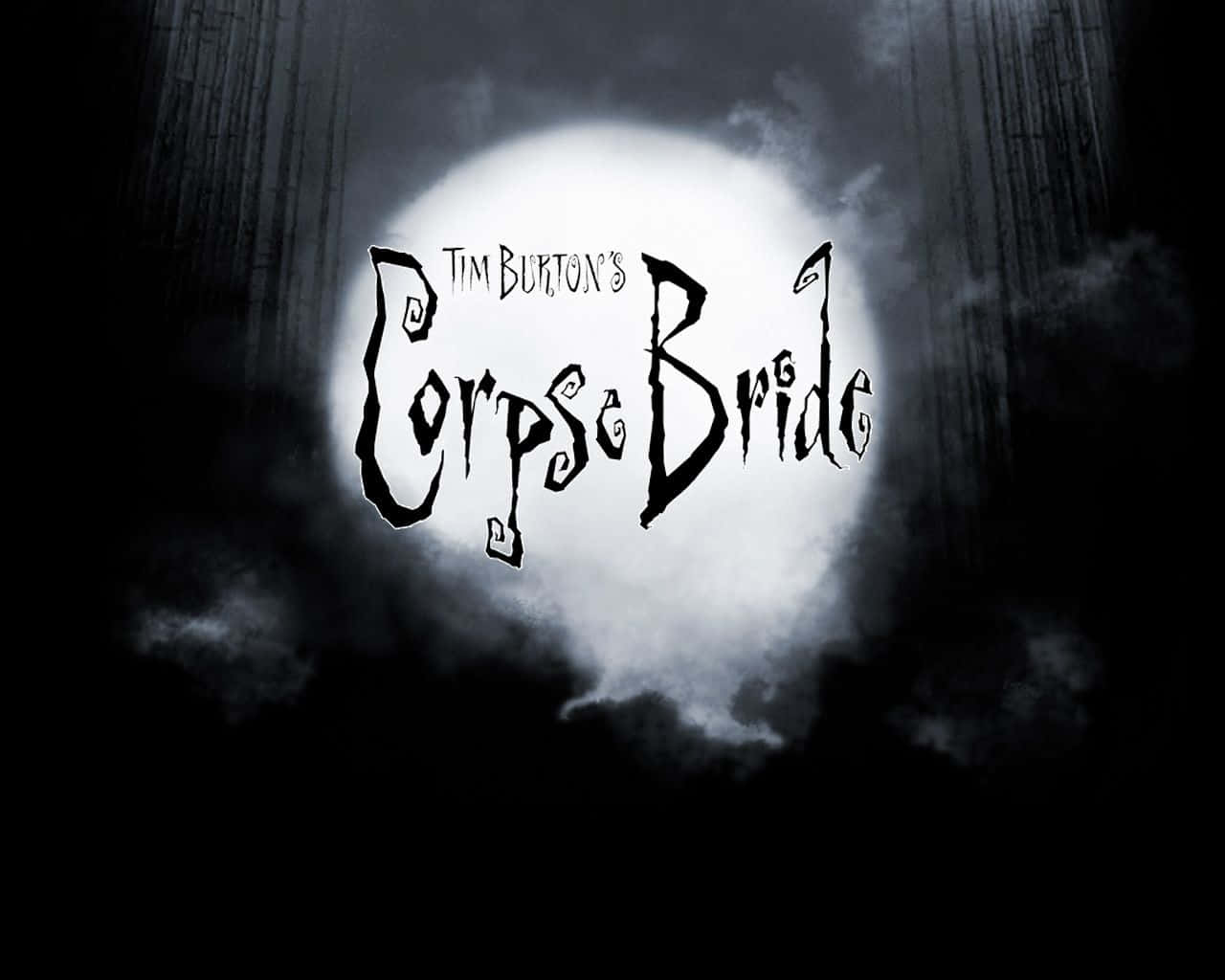 corpse bride 桌布 壁紙 — 哥德式標題「怪誕屍新娘」以華麗黑色字體在滿月背景下發光，並由黑暗暴風雲環繞。