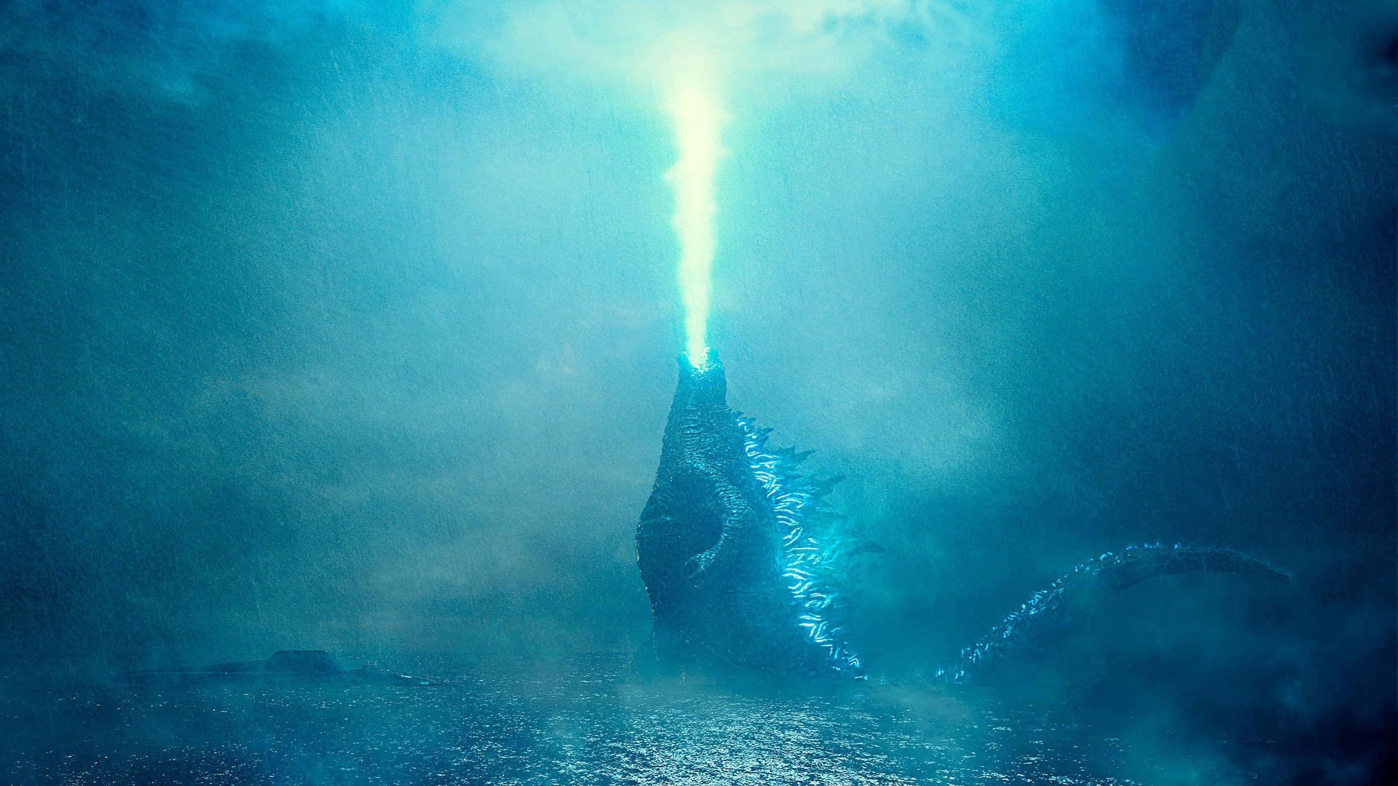 Burning Godzilla 桌布 壁紙 — 哥斯拉從海洋水域中出現，透過迷霧般的藍綠色煙霧噴射出刺眼的藍色原子吐息。
