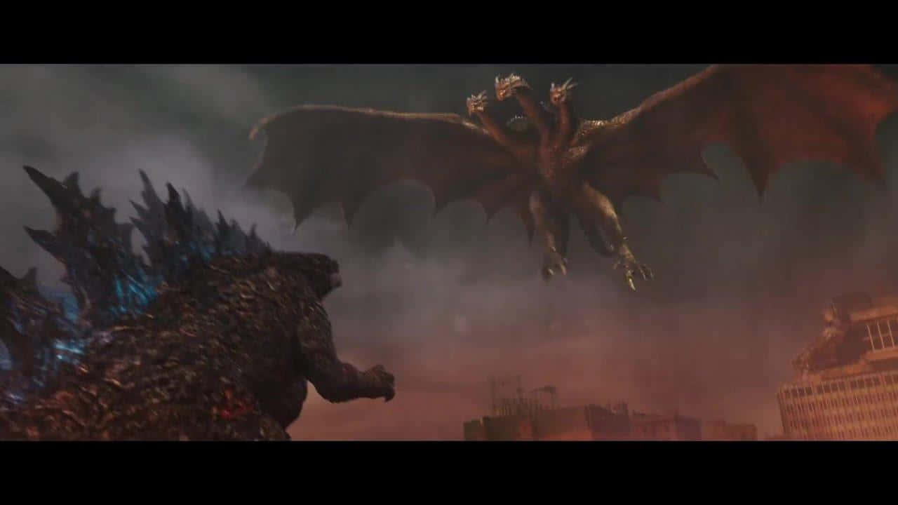 Burning Godzilla 桌布 壁紙 — 哥斯拉與王者基多拉在煙霧瀰漫的廢墟城市景觀中，在熾熱的橙色天空下交鋒。
