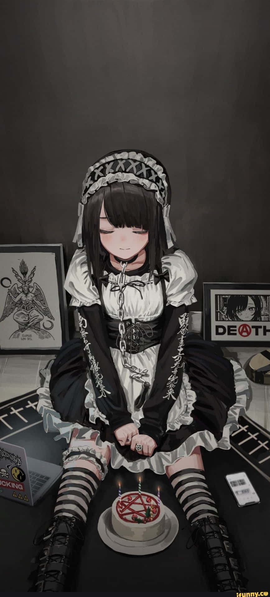 帶著鎖鏈的哥德式動漫女僕坐在一個插有五星芒蠟燭的蛋糕前。