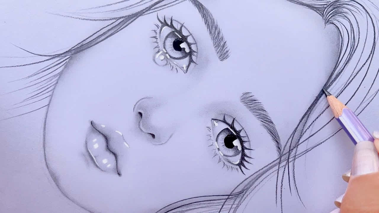 哭泣女孩素描畫 壁紙 — 一幅詳細的鉛筆素描，描繪一位年輕女性的臉龐，帶有富有表現力的眼睛和一滴眼淚，由一隻握著鉛筆的手繪製。