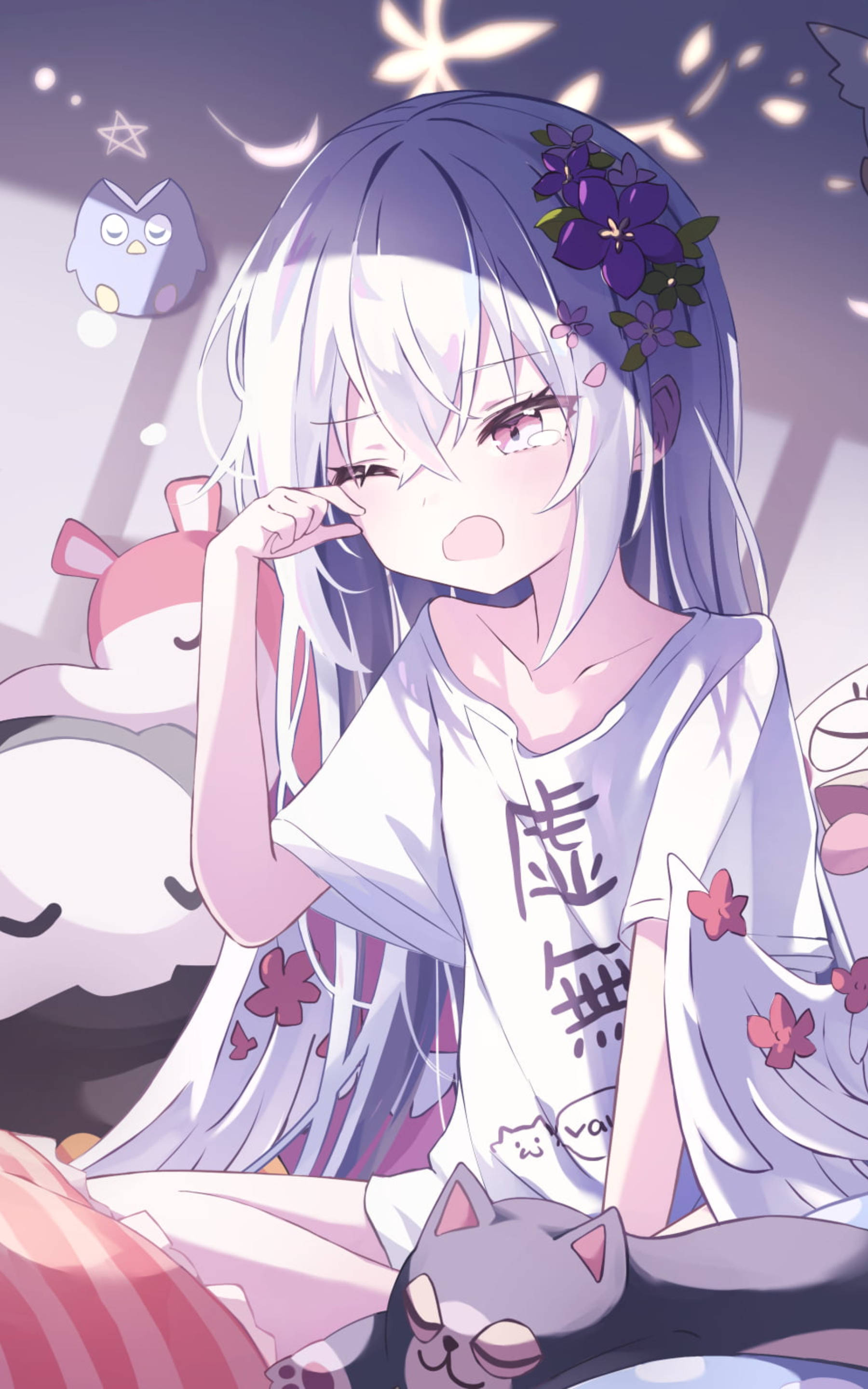 哭泣的女僕嬰兒 壁紙 — 一個可愛的動漫女孩，銀色頭髮上戴著紫色花朵，坐在柔和的粉彩房間裡，周圍是毛絨玩具和漂浮的星星。