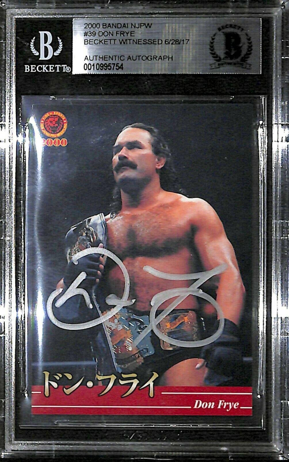 唐·弗萊——終極格鬥冠軍 壁紙 — 一張2000年NJPW摔角簽名交易卡，Don Frye身穿黑紅制服，手持冠軍腰帶。