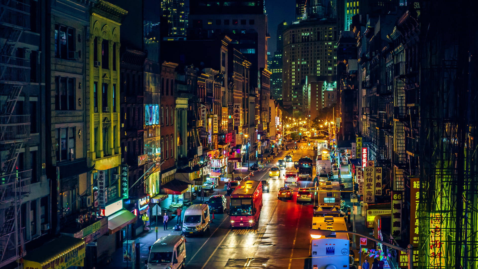 唐人街夜景城市風光 壁紙 — 充滿活力的夜景城市景觀，閃爍的霓虹燈招牌和繁忙的交通在潮濕的城市街道上流動。