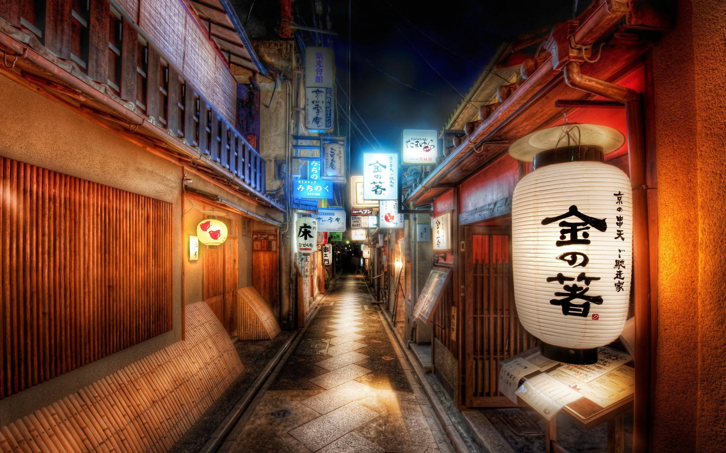 唐人街高檔餐廳 壁紙 — 夜晚一條狹窄的日本小巷，被發光的燈籠和霓虹燈招牌照亮，倒映在濕漉漉的石板路上。