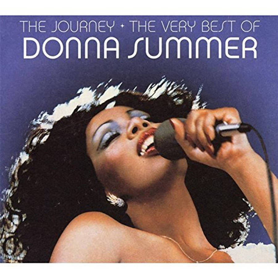 唐娜·蘇默《The Journey》專輯封面藝術 壁紙 — Donna Summer 在深紫色背景前，以戲劇化的化妝和豐盈的頭髮，熱情地對著麥克風唱歌。