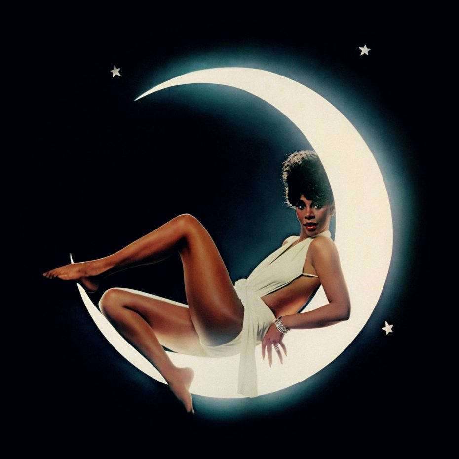 唐娜·蘇默月夜星空造型 壁紙 — 一位身穿白色連衣裙的女性自信地躺臥在發光的彎月上，背景是繁星點點的夜空。